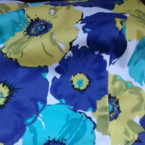 Pretty Floral Dress - Picture 5 of 5